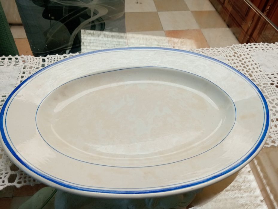 Terrinas e travessa antigos