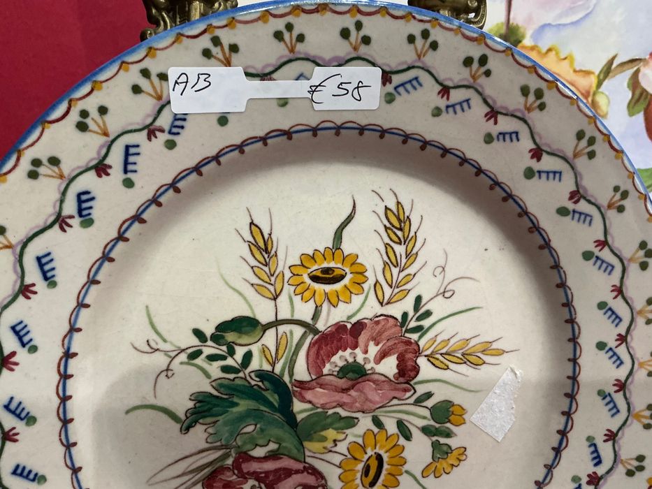 Prato porcelana com 23 cm assinado.  Anúncios abaixo