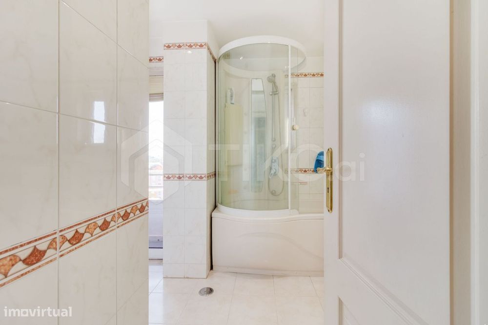T4 com 209 m², vista 360º, sol todo o dia e garagem de 78 m² | Corroio