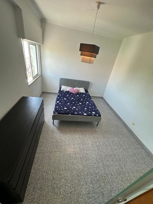 Quarto mobiliado Cama casal, tv, cómoda na Moita