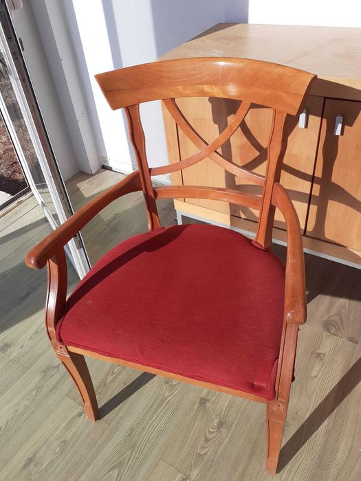 Cadeiras de madeira forradas, com e sem braços