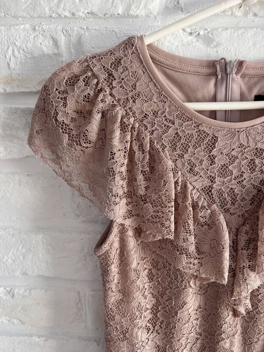 Sukienka z falbaną koronkowa pudrowy róż Mohito XS