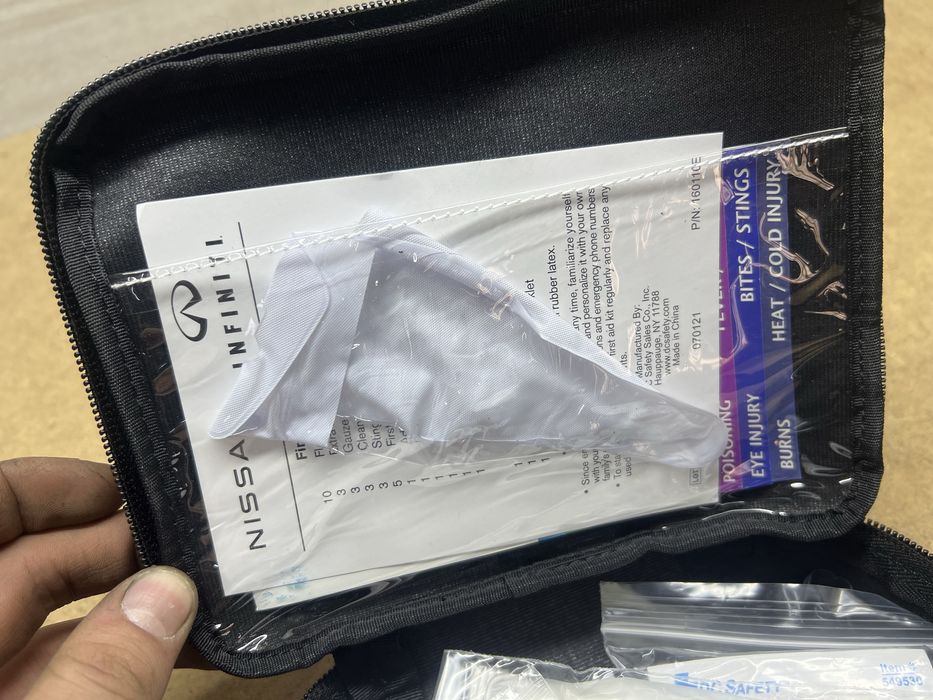 Оригінальна аптечка Nissan Rogue t33 21-26