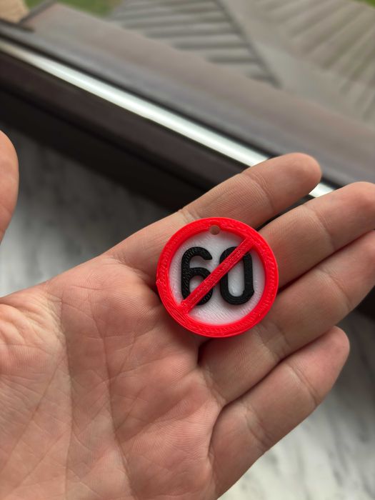 Brelok 60-ka przekreślona