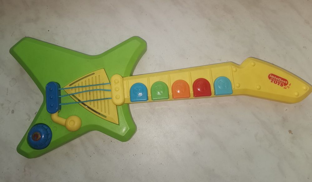 Детские игрушки: пистолеты, гитара и другие