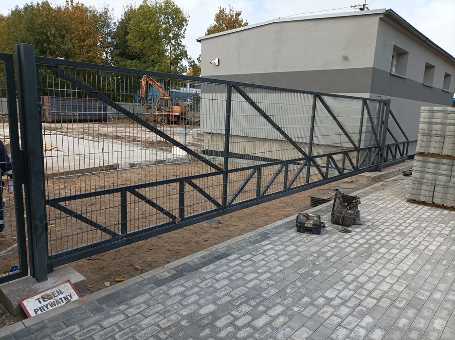 Brama przesuwna panelowa.
