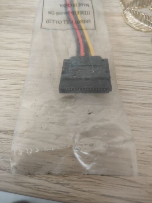 Adapter sata i kable
Firma Hama 
Do podłączenia dysku
