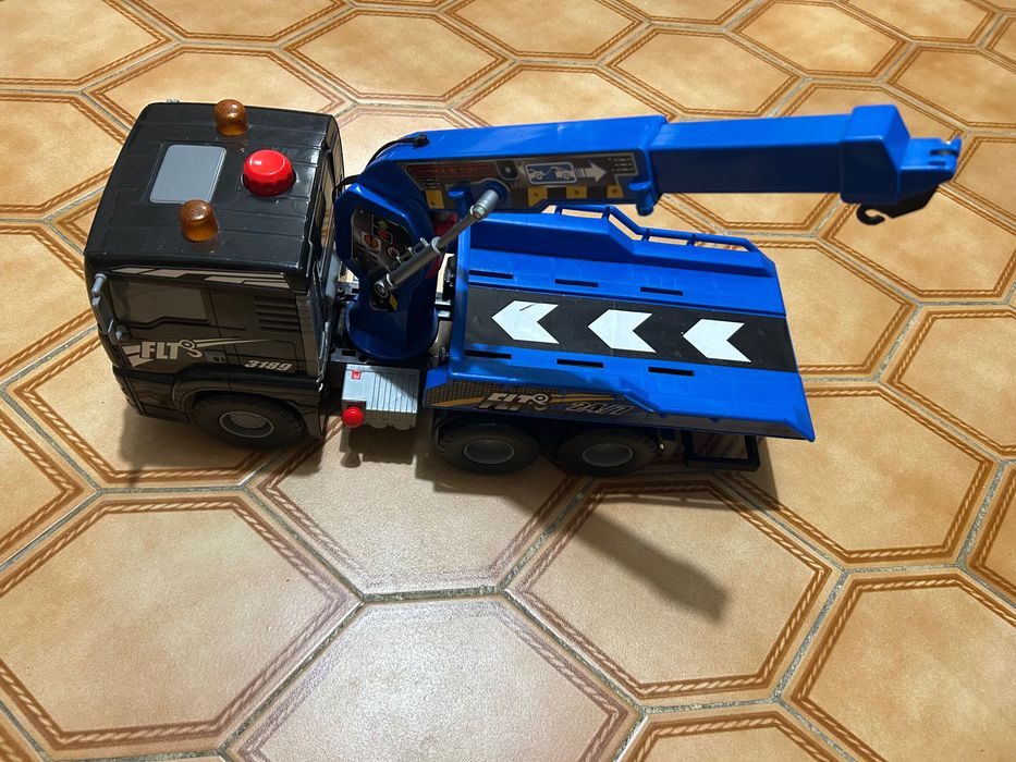 Camião de 50cm com grua MAN