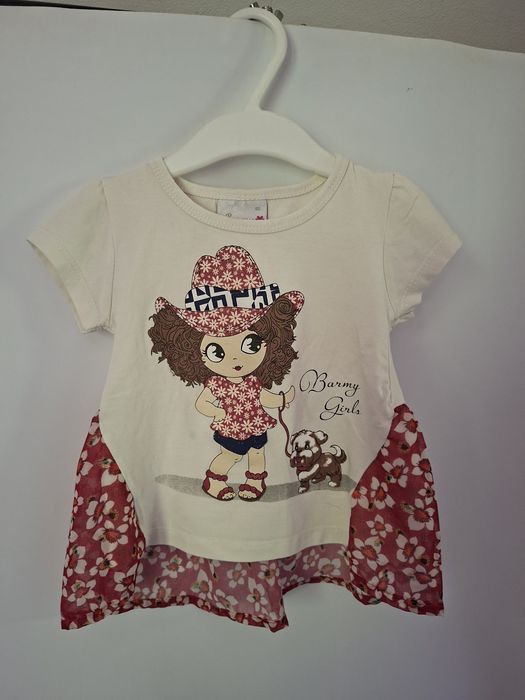 Barmy T-shirt dziewczęcy rozmiar 86
T-shirt dziewczecy
 rozmiar 86
Stan bardzo dobry 
Długość 32 cm
Paszki 25 x 2 cm