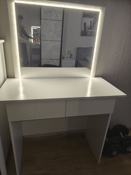 Sprzedam toaletkę z podświetleniem LED