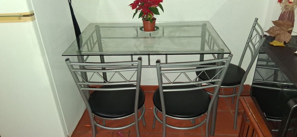 Mesa de cozinha de vidro e 3 caderas um pouco mais usadas, mais em bom