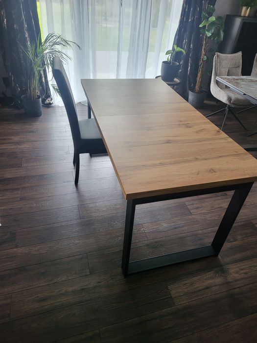Rozkladany stół do salonu, stan bardzo dobry