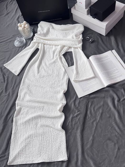 Сукня на спущені плечі із букле біла