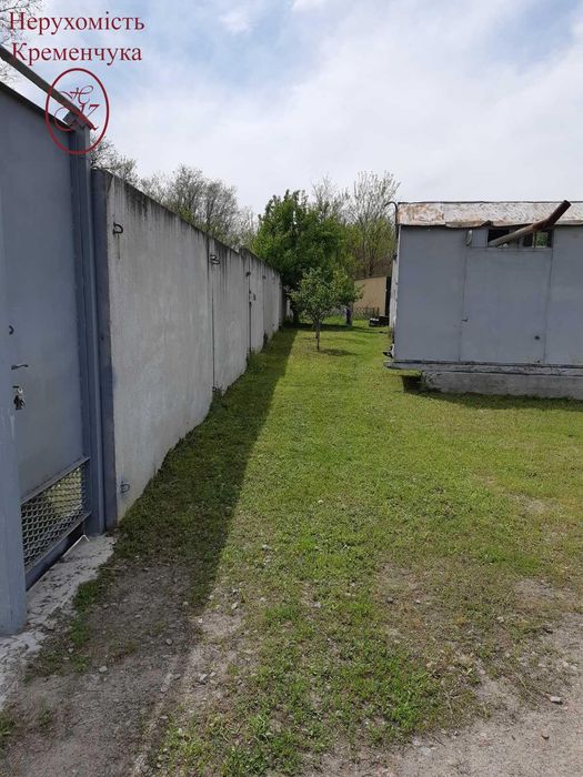 Продаж територіі 0,5 га з ангаром та складами.