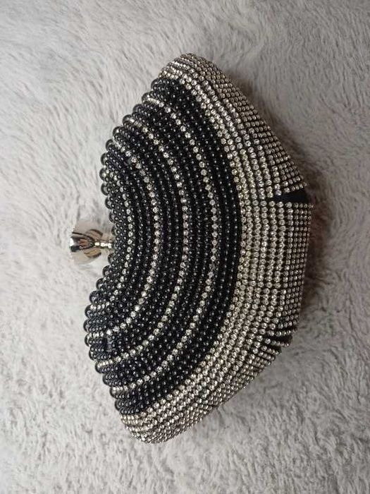 Czarna torebka wieczorowa