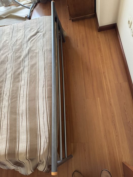 Cama Metálica + 2 mesas de apoio