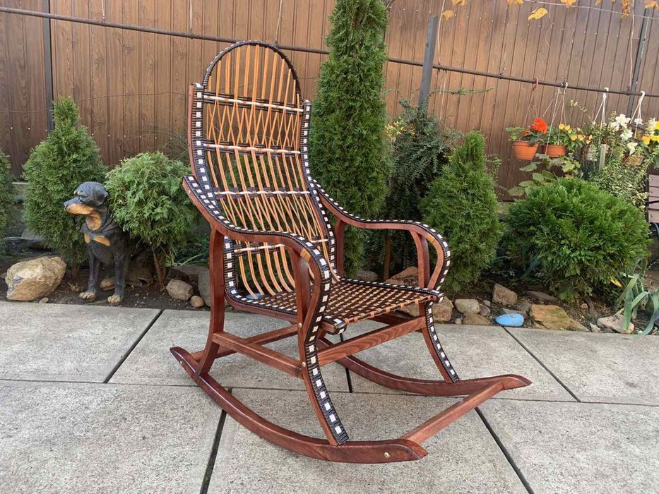 Крісло гойдалка плетене з лози, оплетене штучним ротангом