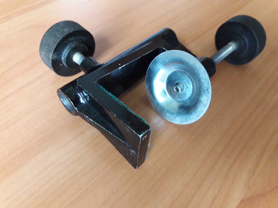 Струбцина крепление настольной инженерной лампы ,микрофона и др.