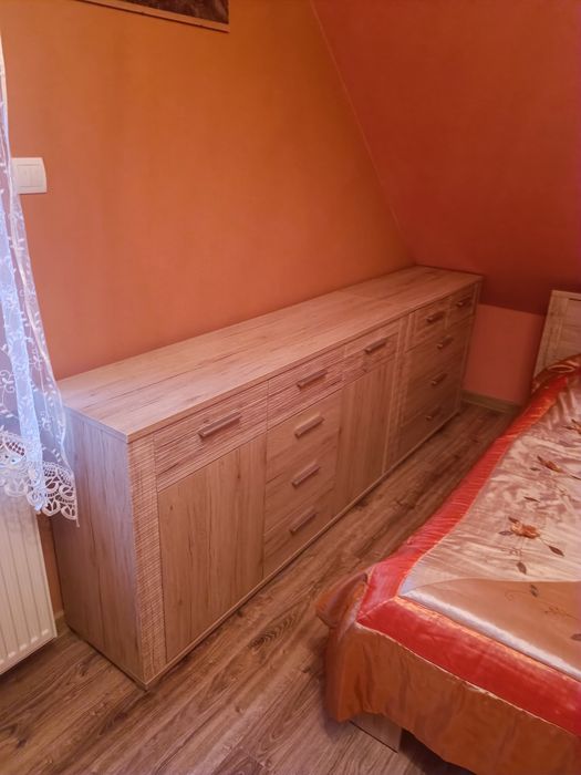 Duży zestaw mebli sypialnianych.