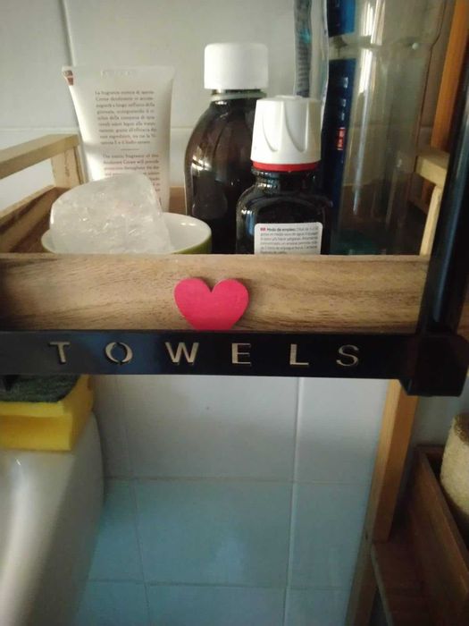 Półka łazienkowa na ręczniki wiszący nowoczesny z haczykami półką