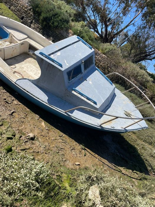 Barco de fibra usado (5 m) – Ótimo para hobby, pesca ou turismo