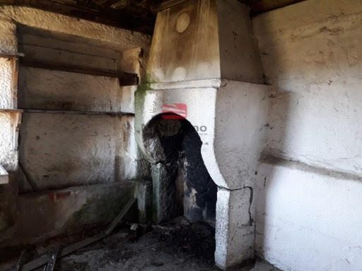 Casa e terreno com possibilidade de construção