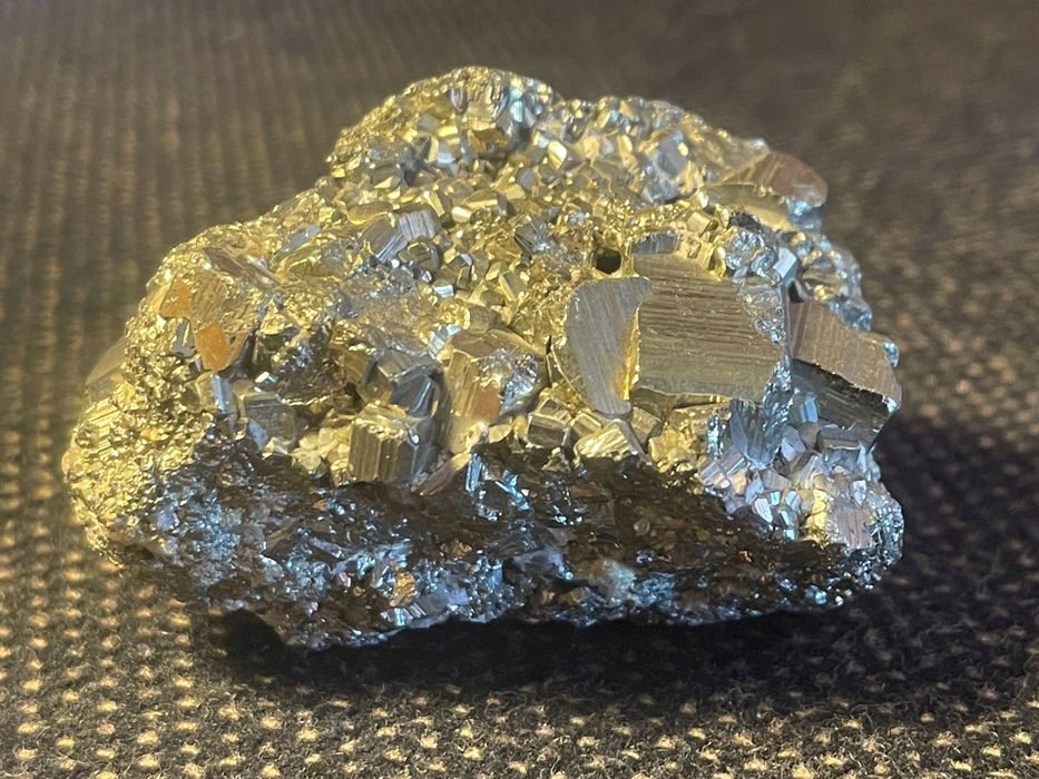 Aglomerado de cristais de pirite – Mineral natural de ouro de tolo