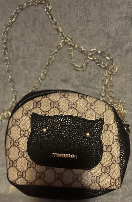 nietuzinkowa mała torebka ze zlotym Łańcuszkiem