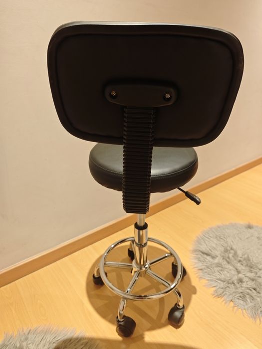 Vendo banco em pele sintética com encosto e amortecedor