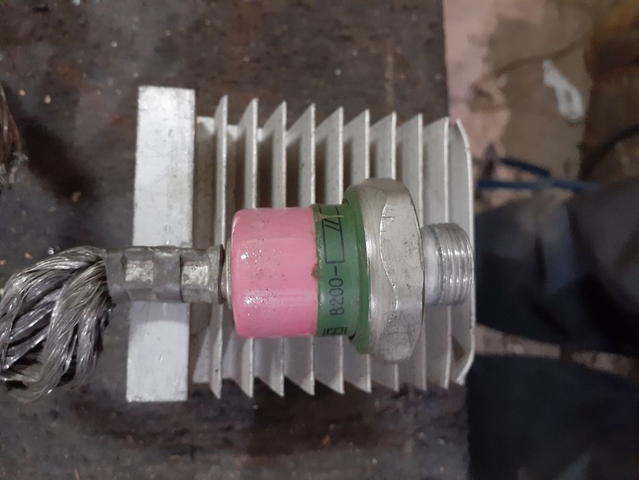 Тиристор, диод силовой с радиатором.