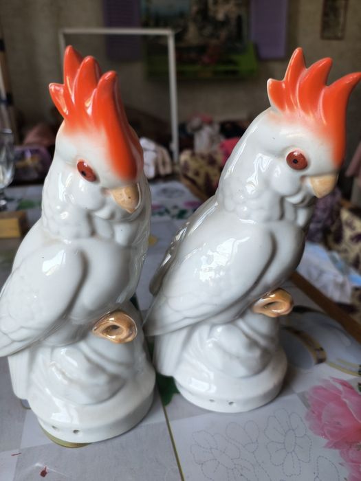 Статуэтки попугаев и слоны из мрамора.