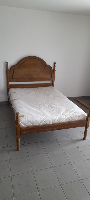 Cama de casal com colchão e estrado