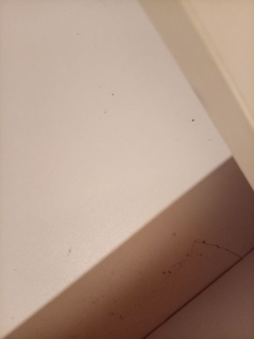 Biała toaletka ze złotymi dodatkami