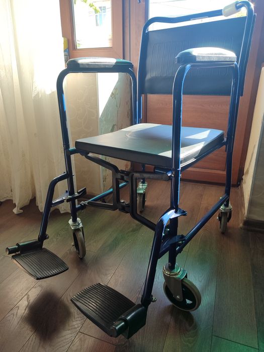 Продам  санитарное / инвалидное кресло.