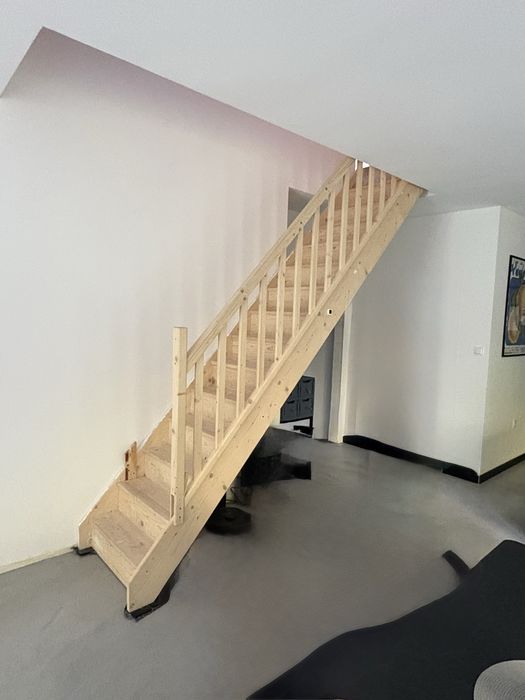 Schody tymczasowe budowlane z balustradą