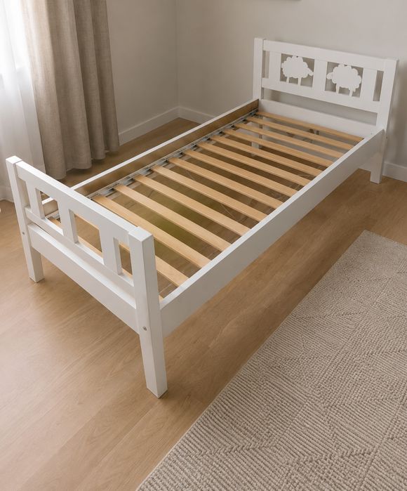 Cama de criança Ikea 70x160cm, com colchão viscoelástico. Posso oferecer resguardos e lençóis.