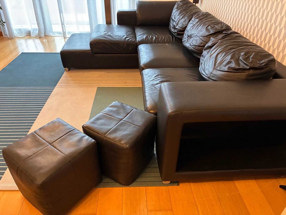 Sofá em pele preto com chaise long