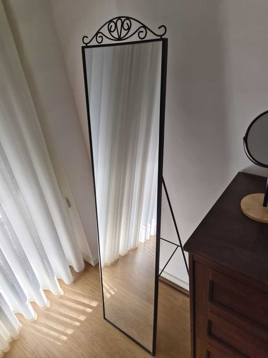 Espelho de pé preto Ikea