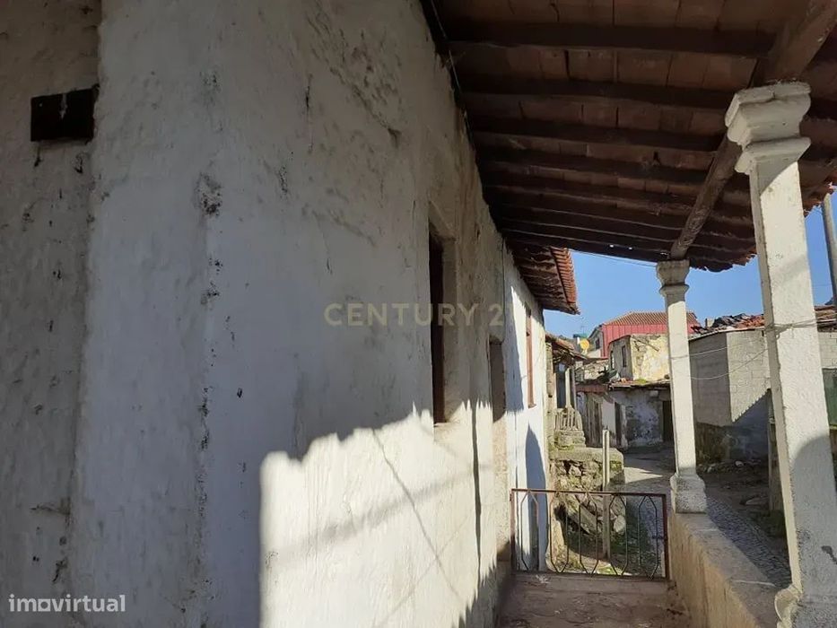 Casa antiga em pedra com pátio