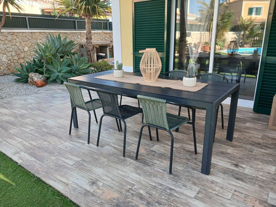 Mesa de jardim cinzenta