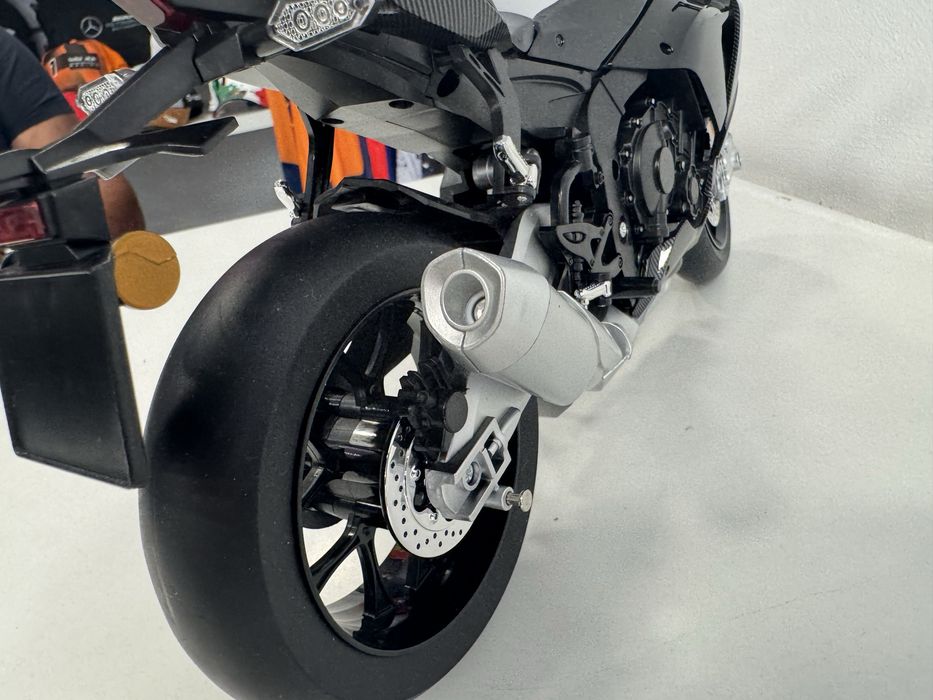 Yamaha MR1. fumo, luzes, trabalha. Tamanho 1:6