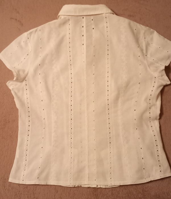 Blusa de verão branca, curta, em bordado inglês