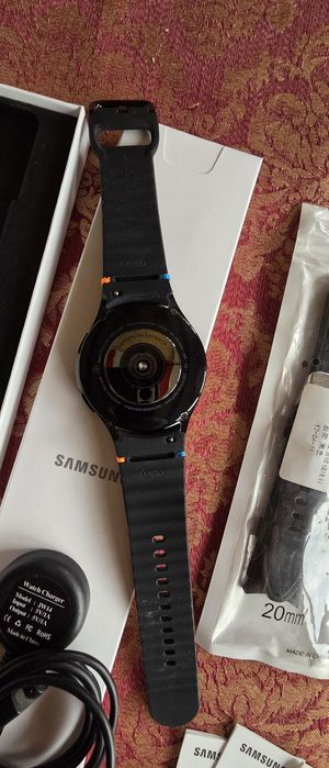 Продам годовалые Samsung Galaxy Watch 4, 46 мм, в новом состоянии