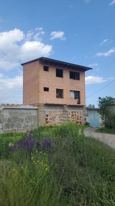 Продаю  трьоповерховий  гараж