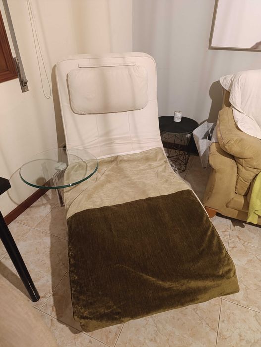 Vendo Chaise individual c/ mesa de apoio