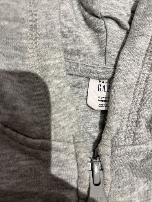 Sweat cinzenta fecho capuz GAP 2anos