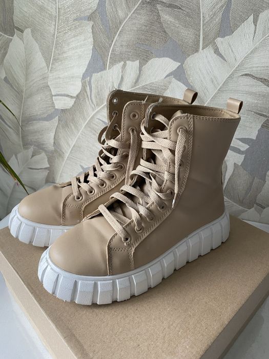 Ботинки бежеві на шнурівці з шкірзаму, білі шкіряні