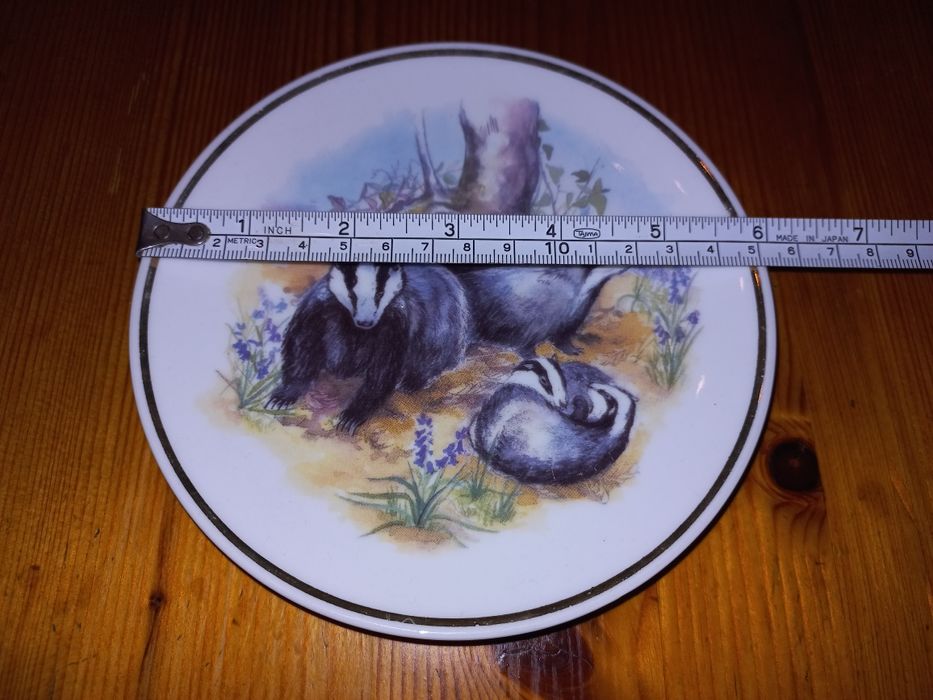 Prato e escultura texugos