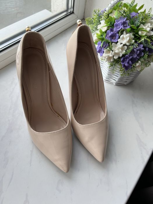 Бежеві туфлі 37 розміру