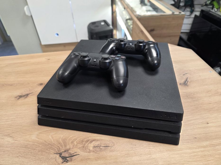 PS4 Pro + 2 pady - SPOKO LOMBARD Sieradz